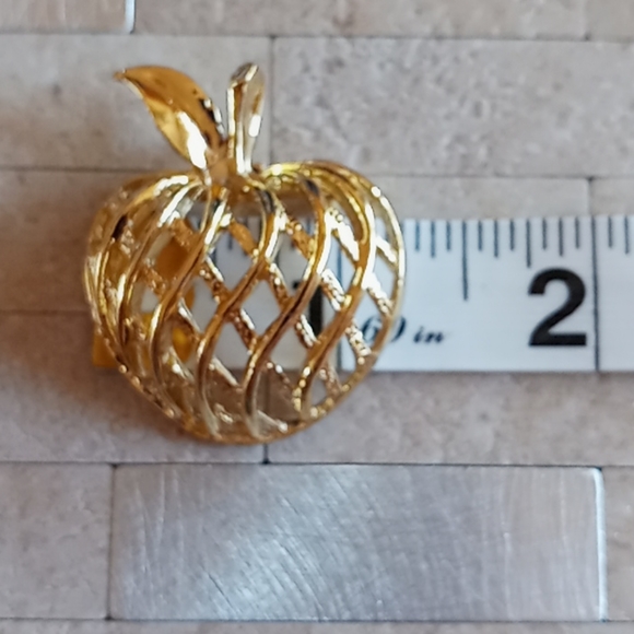Gerry's Gold Tone Apple Brooch - Picture 4 of 4
